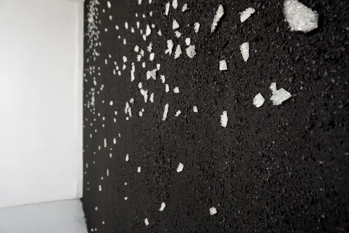 Rebecca Brueder, <em>En-dessous de Popigaï</em>, 2021, charbon, terre, verre, miroir, 513x400 cm. Vue de l’exposition La Montagne d’or, Château de Servière, 2021