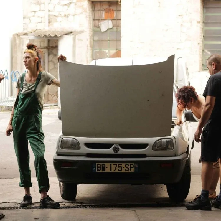 Avec la participation d’Adriana, Nasro, Boumediane / Réalisation et montage : Pierrick Mouton / Photographies : Stéphane Guglielmet / Crédits musique : À moi la liberté – Chab Mohamed Sghir ; Alfredo Marceneiro – Casa da Mariquinhas