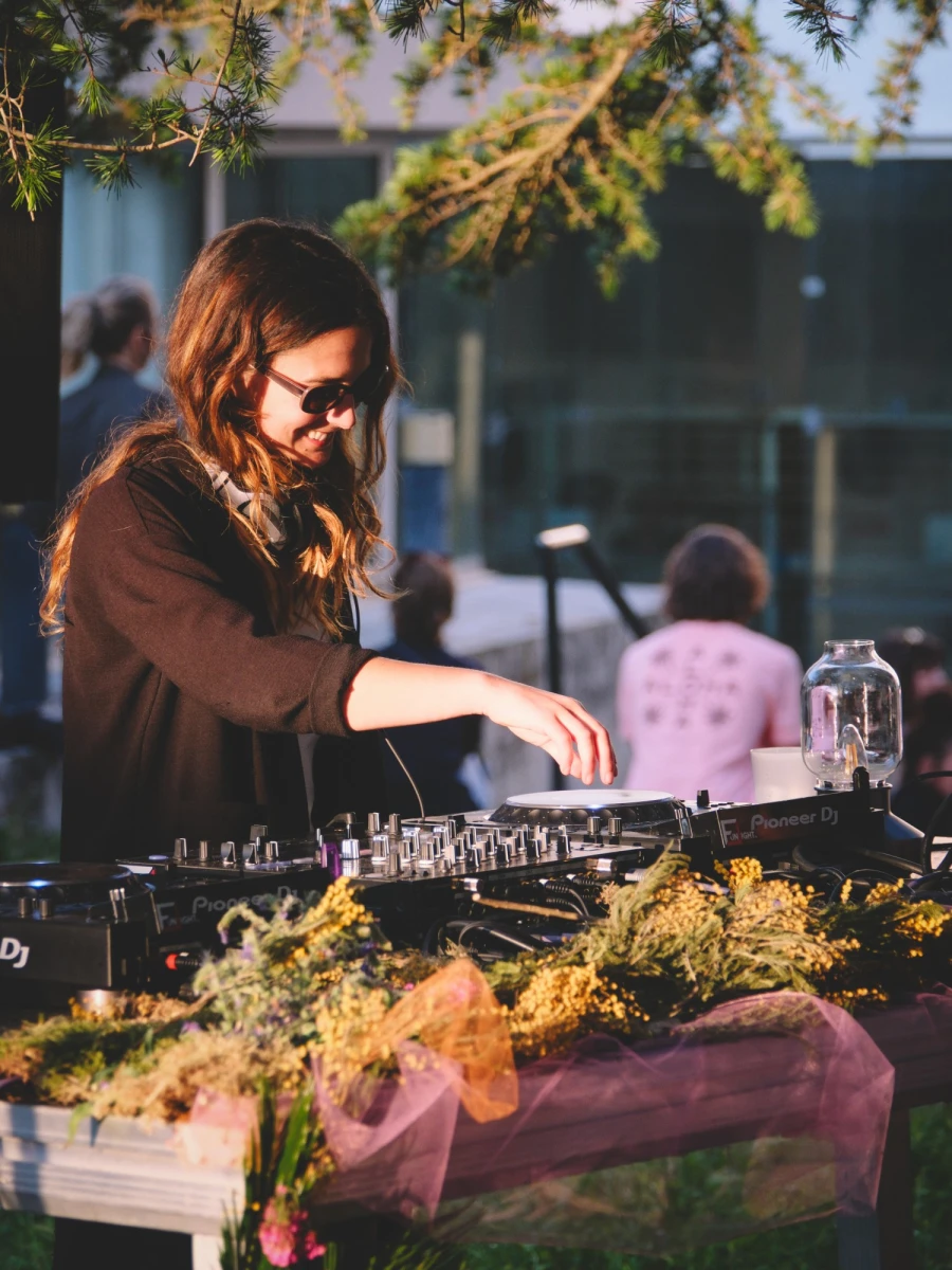 Adélie au DJ set en premiere partie de soirée<br />
@ade.doubledouble<br />
<br />
Crédit photo Jean Kader