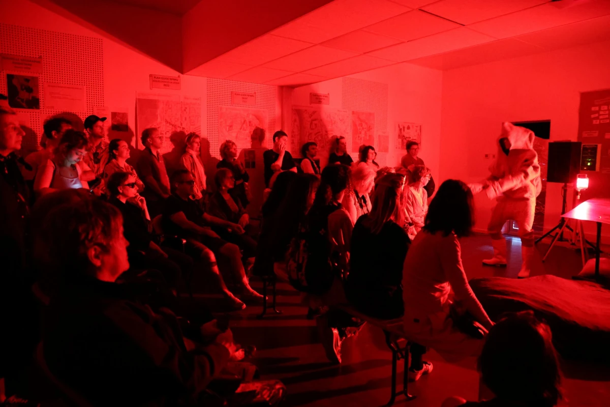 Performance “NUCLEO - la visite” Thibaud d’Abbesses, collectif NUCLEO, proposé par le Centre d’Art plastique Fernand Léfer et voyons voir<br />
<br />
Crédit photo la ville de Port-de-Bouc