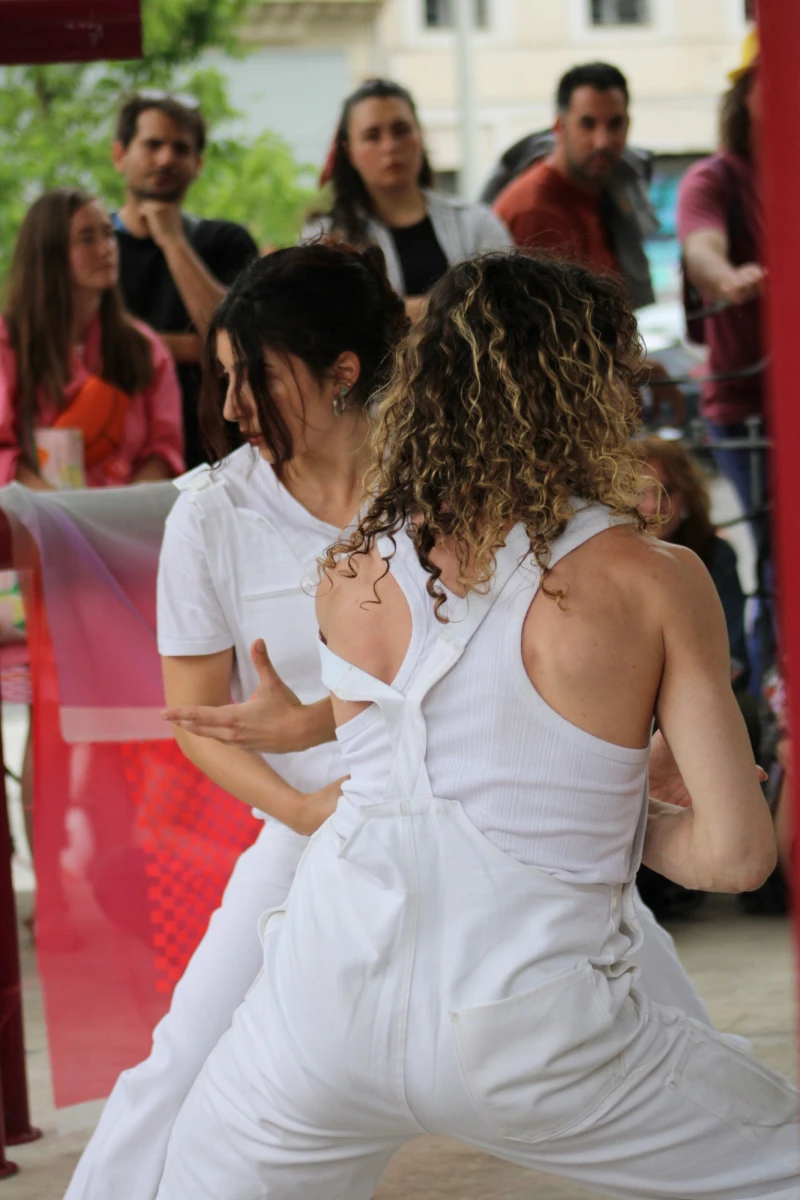 Performance “Ondé, rayé & corps engagés” proposé par Planête Emergences et voyons voir<br />
<br />
Crédit photo Planète Émergences, Michelle Garnier