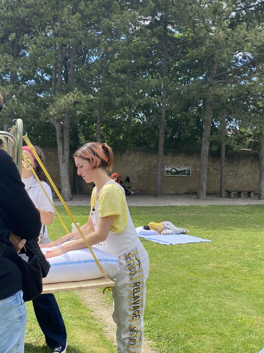 Performance “Ce que les oreillers murmurent” de Elodie Rougeaux-Léaux au Pavillon Vendôme proposé par le 3 bis f, Centre d’arts contemporains d’intérêt national, le musée du Pavillon Vendôme et le [mac] musée d’art contemporain<br />
<br />
Crédit photo PAC