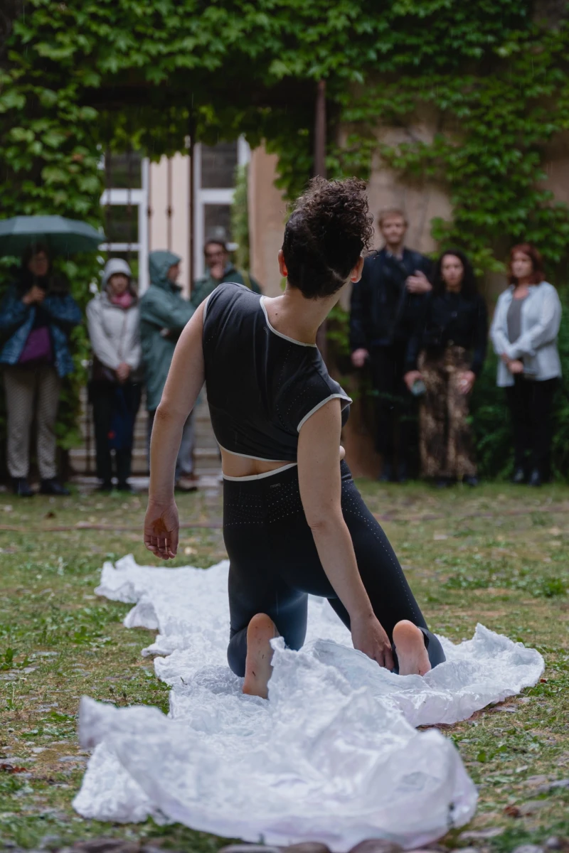 Performance “La chair de la pierre - nos particules fines qui se frôlent”, Jenny Abouav, proposé par LABgamerz et MAC Arteum.<br />
<br />
Crédit photo Claudia Goletto