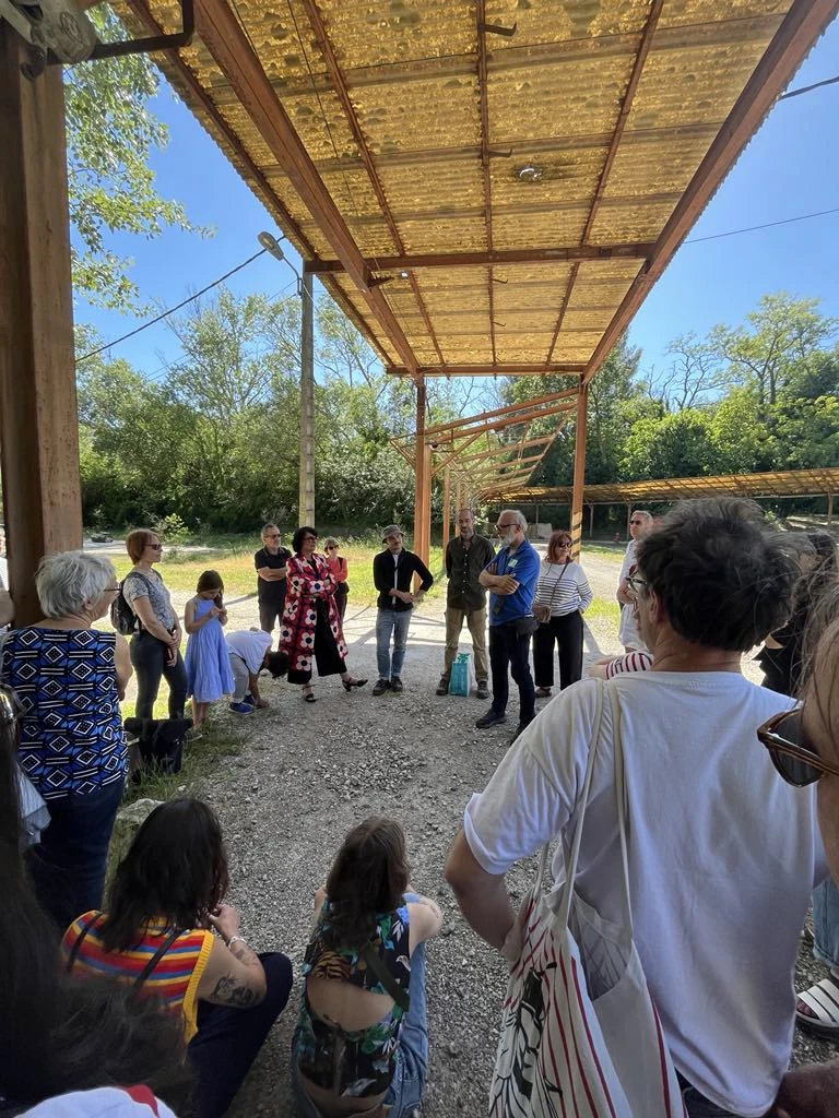 Présentation de la résidence voyons voir par Norman Nedellec, artiste résident, et le personnel du parc<br />
<br />
Crédit photo Nassimo Berthome/ voyons voir