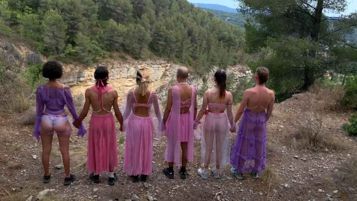 Julien Bourgain, <em>Traverser la nuit monter la colline</em>, 2021. 20’05’’, film HD couleur, avec : Florian Mota, Sarah Korzec, Neila Khodja-Nabitz, Gaëtan Dubroca, Sarah Diep, Julien Bourgain - Camera : Soizic Pineau - Costumes : Maviedartiste1995. Avec le soutien du 3bisf, lieu d’arts contemporains à Aix-en-Provence et de la Région Sud.