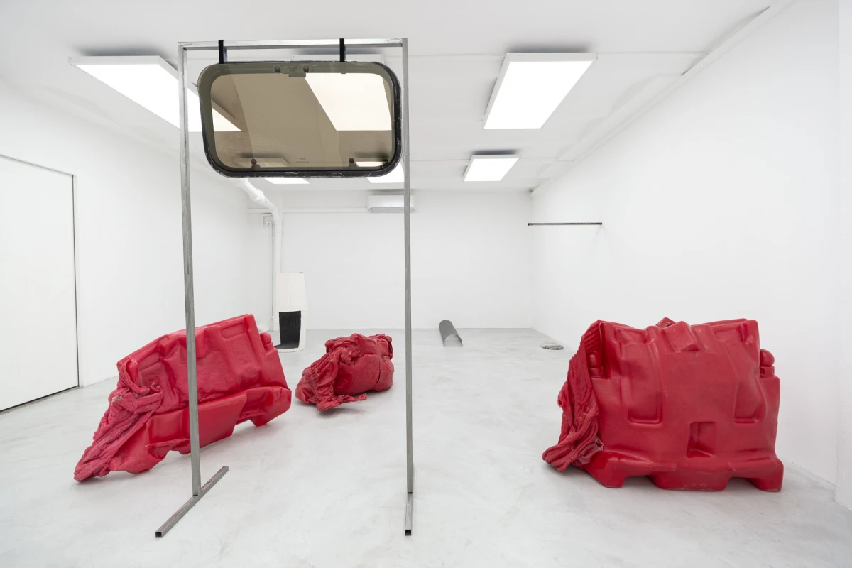 Vues de l’exposition<em> Hijack City,</em> Samir Laghouati-Rashwan, Anita Molinero, Arnaud Vasseux, 28.08 – 23.10.2012, cur. Diego Bustamente, Galerie de la SCEP.