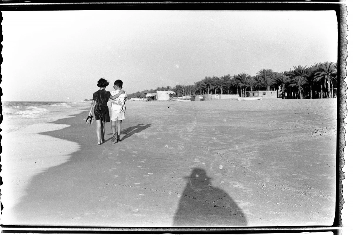 1.-auto-portrait-de-kegham-djeghalian-sr-avec-ses-enfants-gaza-c.1952