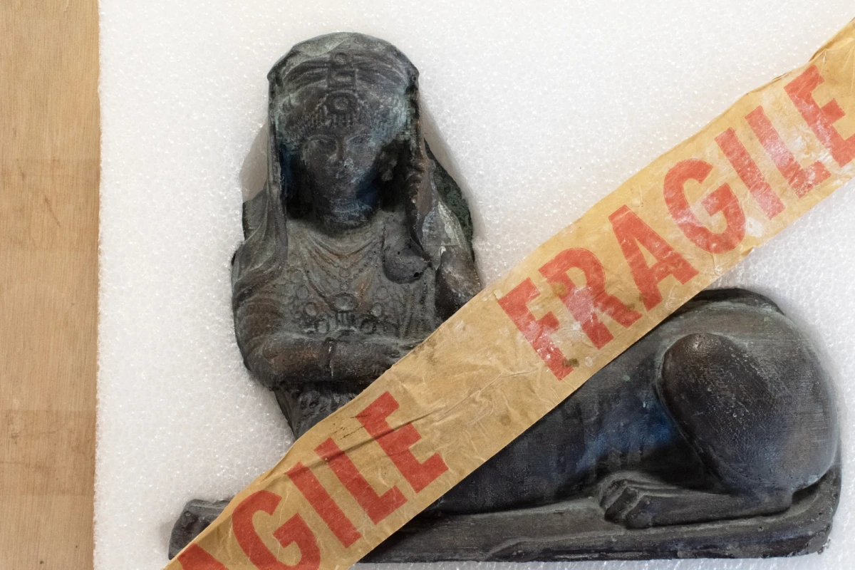 elias-kurdy-sphinx-de-palmyre-2023-platre-patine-et-cuivre-20-x-26-x-5-cm-elias-kurdy