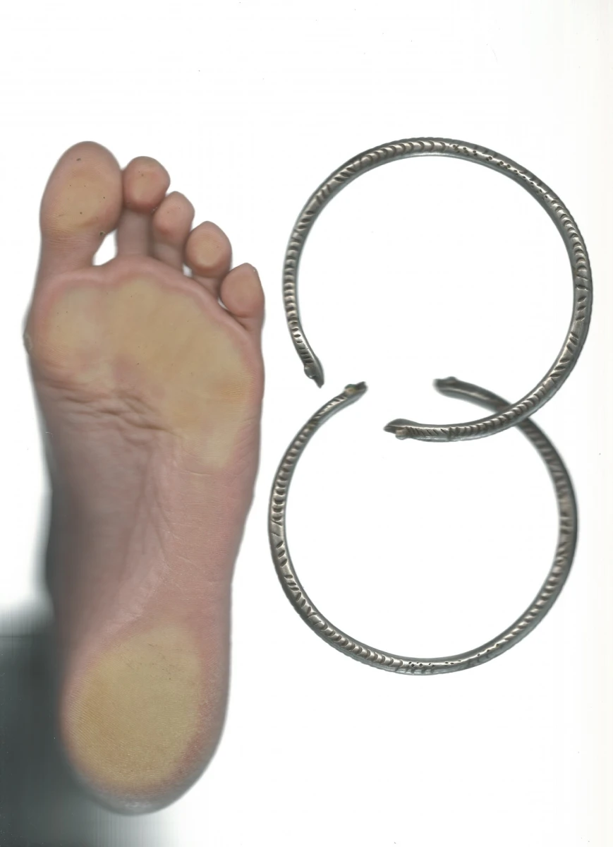 Nouria Belhloul, CHAMPS FANTÔMES, installation, détail, 2026