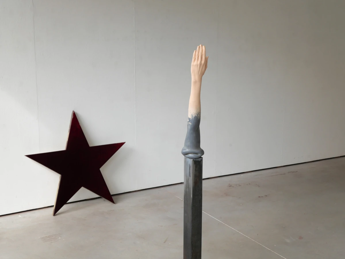 Charlie Mouton, présentation des œuvres <em>Bras</em> et <em>Étoile Rouge</em>, 2023, © image : Charlie Mouton